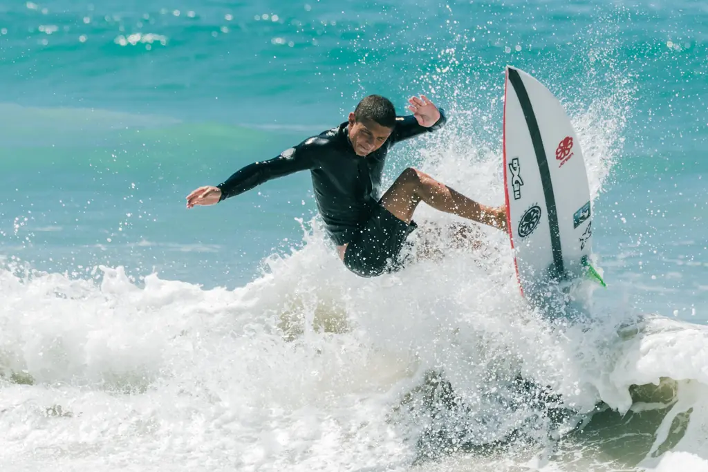 Surf en action dans la baie des Lecques