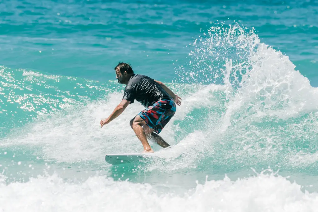 Ado du LEC Surf Club sur une vague
