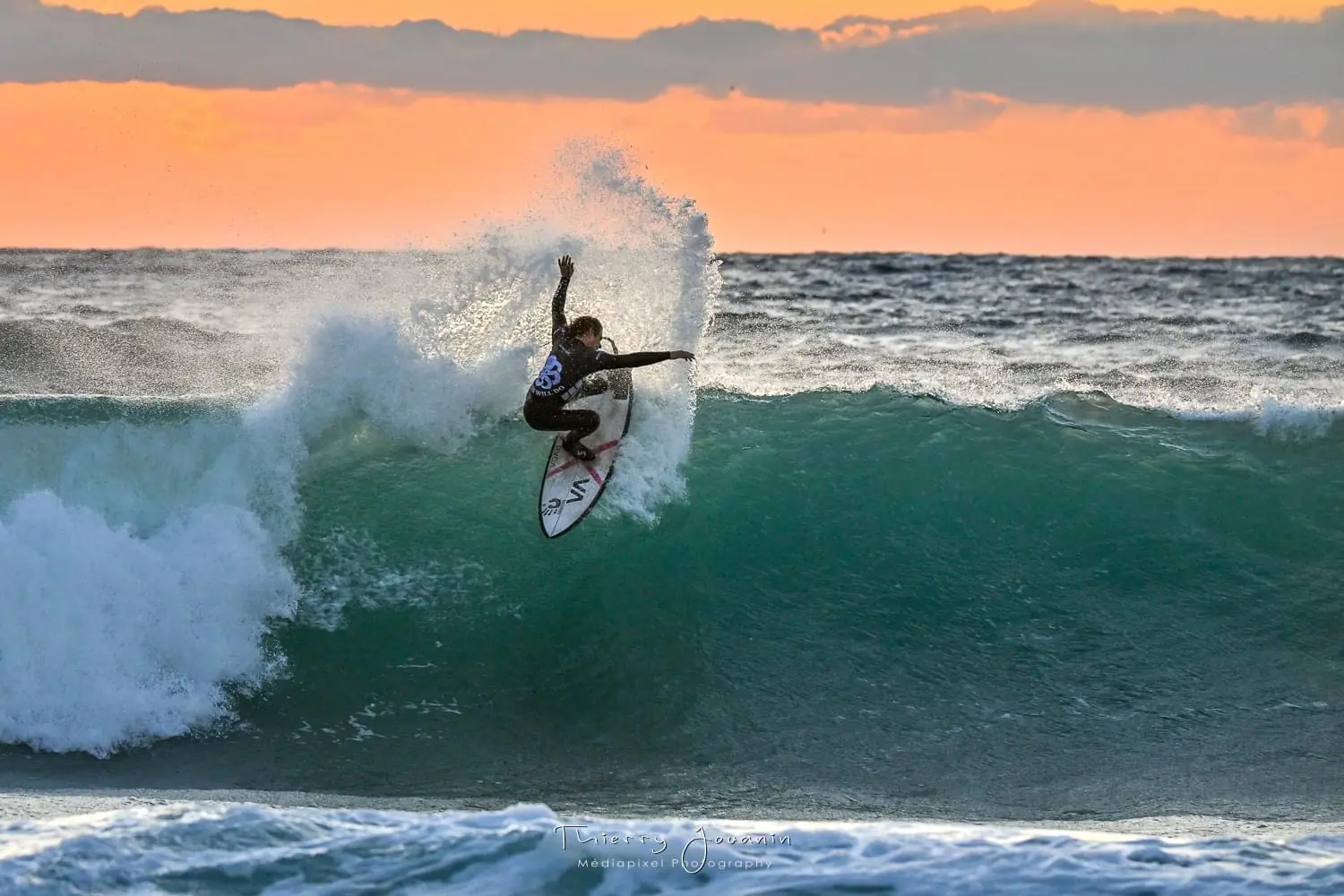 Surf au coucher du soleil sur la baie des Lecques