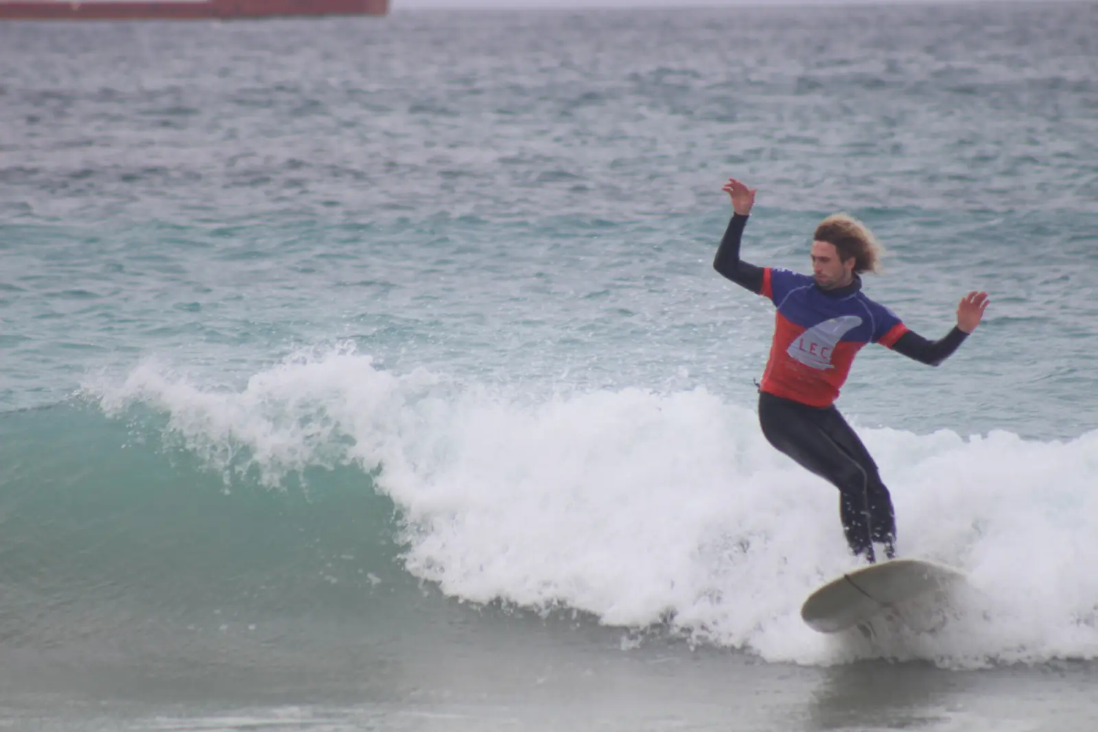 Surfeur du club sur une vague d'hiver aux Lecques